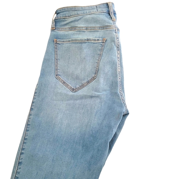 Hollister. High Rise Medium Wash Flare Jeans. Size 9 Long - Picture 5 of 11
